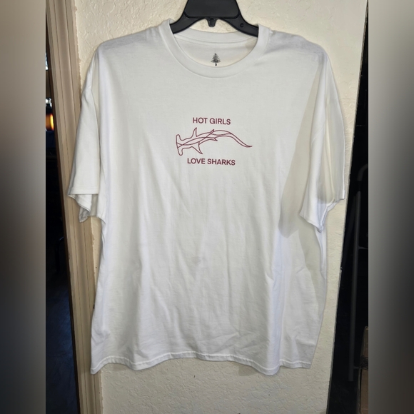 Tops - White Graphic T-Shirt Love Sharkes